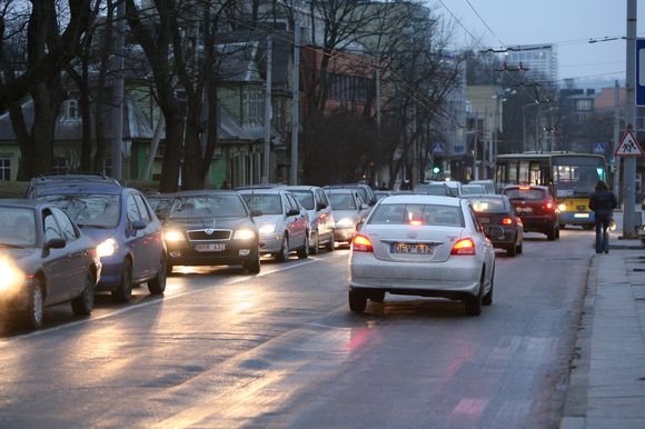 Juliaus Kalinsko/„15 minučių“ nuotr./Ledas, slidi asfalto danga