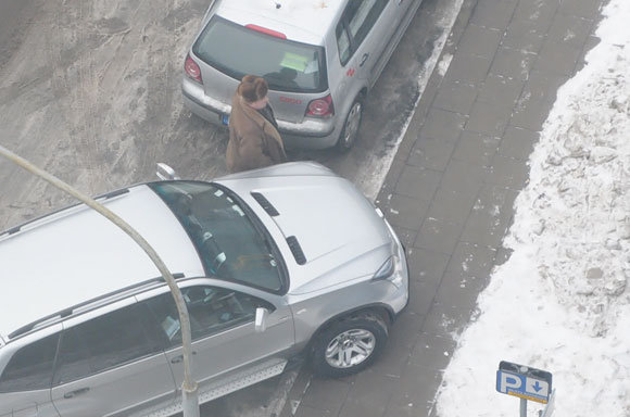 Andriaus Vaitkevičiaus/15min.lt nuotr./Kelių erelio BMW X5 ant &scaron;aligatvio
