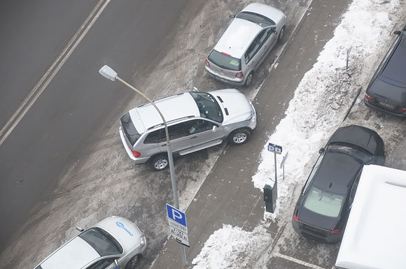 Andriaus Vaitkevičiaus/15min.lt nuotr./Kelių erelio BMW X5 ant &scaron;aligatvio