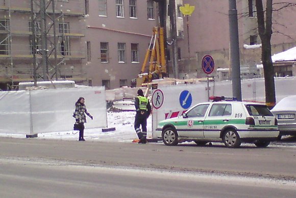 Pėsčioji įkliūva pareigūnui