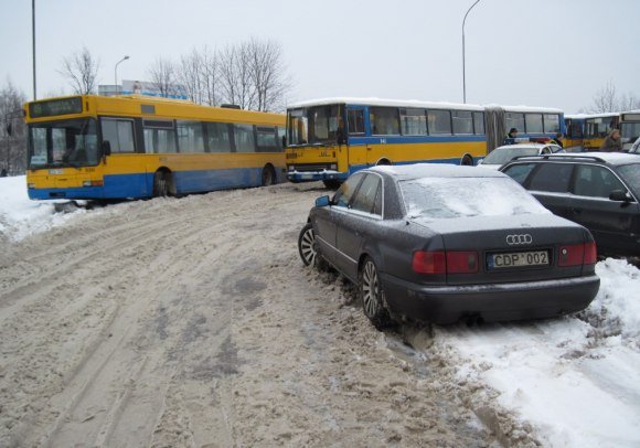 Nutempti pažeidėjų automobiliai.