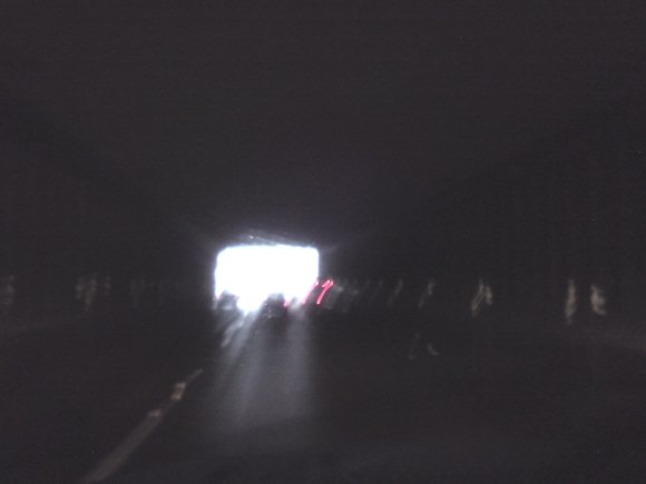 Tunelyje tamsu, nors į akį durk. Vairuotojams orientuotis tenka tik pagal šviesą jo gale.