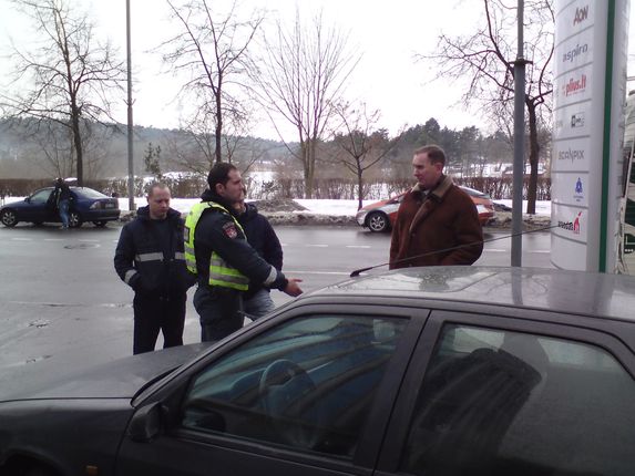 Sauliaus Chadasevičiaus/15min.lt nuotr./Pareigūnas bandė verslo centro atstovą įtikinti, jog vairuotojas nepažeidė taisyklių.