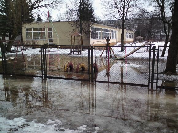 Žiemos ir pavasario kova: apsemtas vaikų darželio kiemas.