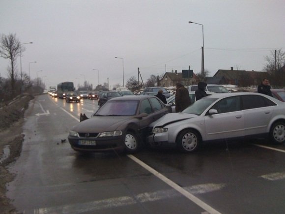Trys iš keturių susidūrusių automobilių