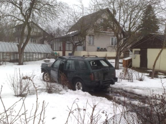 Visureigis įlėkė į gyvenamojo namo kiemą.