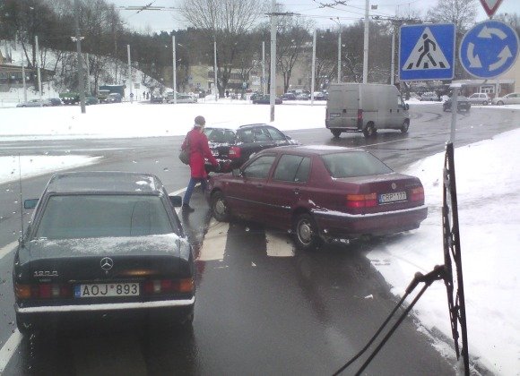 Kaip automobilis atsidūrė tokioje padėtyje ir kur dingo jo vairuotojas?