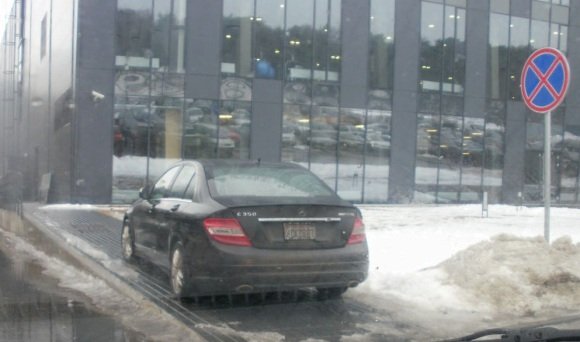 Pažeidimas užfiksuotas 2010 m. vasario 27 d., 13.40 val., Ąžuolyno g. 7, Vilniuje, yra kelios nuotraukos. Bet ar šiuo atveju visi reikiami duomenys leis nubausti pažeidėją? 