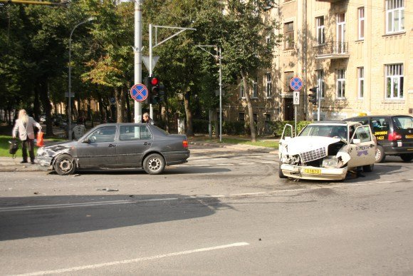 Asociatyvinė iliustracija: šioje sostinės V.Kudirkos ir M.K.Čiurlionio gatvių sankryžoje yra įvykusi ne viena avarija, į kurią pakliuvo taksi.