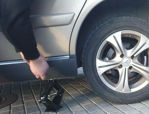 Darbas su rankiniu automobilio keltuvu reikalauja ypatingo atidumo. Antraip – trauma ar net mirtis.
