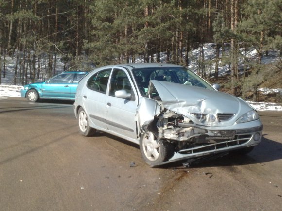 Teigiama, jog šis moters vairuojamas automobilis „Renault“ judėjo pagrindiniu keliu, tačiau jo nepraleido šalutine gatve važiavęs „VW Passat“.