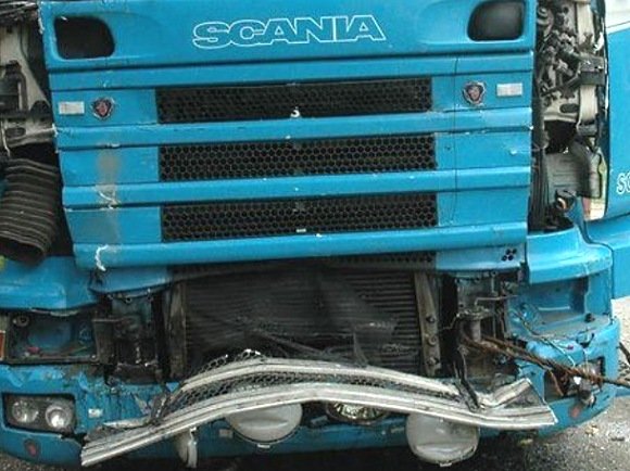 Susidūrimas su galingu „Scania“ vilkiku kito, lengvesnio krovininio automobilio vairuotojui buvo lemtingas.