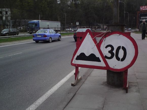 Kelininkų tarsi pamiršti ženklai. Tačiau teigiama, kad jie čia reikalingi, nes maždaug už kilometro dar tęsiami gatvės lopymo darbai.