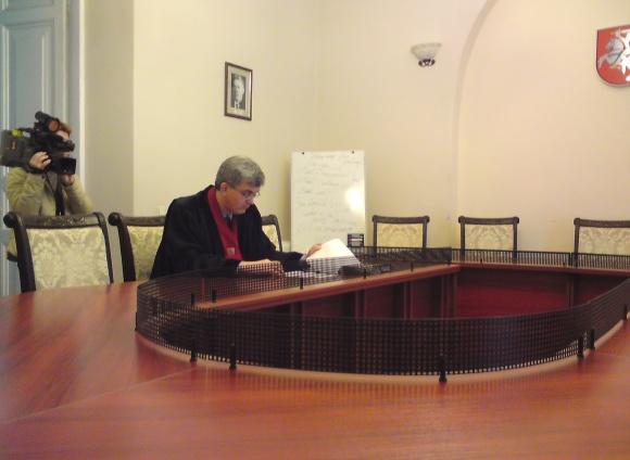 Prokuroras J.Laucius pageidavo E.Kusaitės likimą spręsti uždarame teismo posėdyje, nes, jo teigimu, byloje yra duomenų, susijusių su valstybės paslapčių saugojimo interesais. 