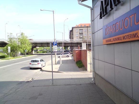 Sauliaus Chadasevičiaus/15min.lt nuotr./A.Goštauto gatvėje ištuštėjusios mašinų stovėjimo aikštelės.
