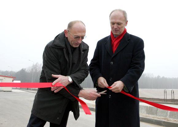 &Scaron;arūno Mažeikos/BFL nuotr./2007-ųjų rudenį Vilniaus apskrities atliekų tvarkymo centro direktorius Gintaras Čukauskas (kairėje) ir Aplinkos ministerijos sekretorius Inesis Ki&scaron;kis atidarė Vilniaus apskrities regioninio komunalinių atliekų sąvartyną Kazoki&scaron;kių seniūnijoje. 