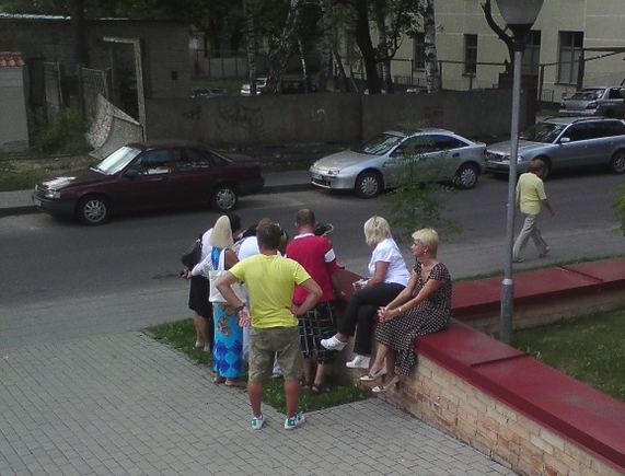 Teisėja N.Venckienė (dešinėje) etikos sargų verdikto laukė su D.Kedžio sekėjais sėdėdama ant tvorelės prie Nacionalinės teismų administracijos rūmų.