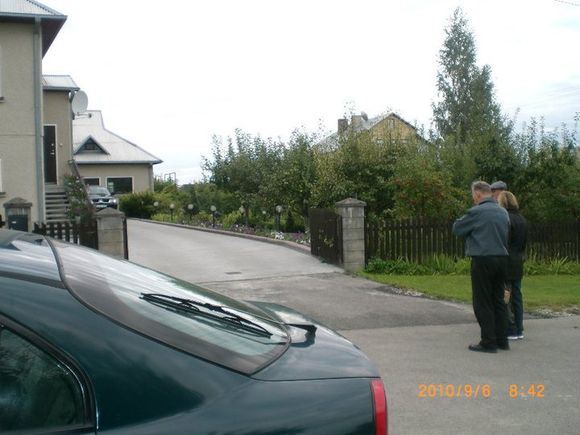 Klonio gatvėje pirmadienio rytą. Kieme matosi apsaugininkų visureigis.