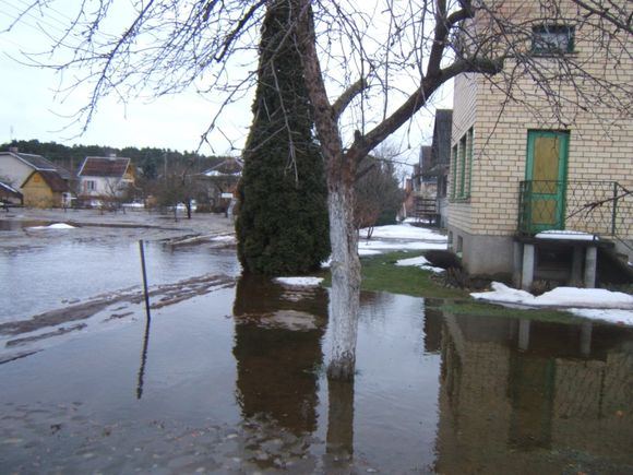 PAGD nuotr./Priešgaisrinės apsaugos ir gelbėjimo departamento (PAGD) specialistai apžvelgia antradienio padėtį apsemtose sodų bendrijose Kauno bei Jonavos rajonuose.