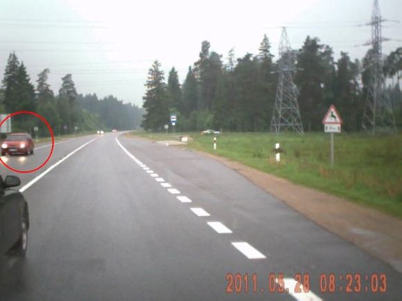 Pavojingas lenkimo manevras išgąsdino priešpriešais atvažiuojančios raudonos mašinos vairuotoją, spėjusį pasitraukti į kelkraštį.