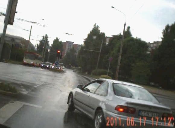 Apie „Honda“ vairuotojo, skersai įvažiavusio į sankryžą degant raudonam šviesoforo signalui, motyvus belieka tik spėlioti.