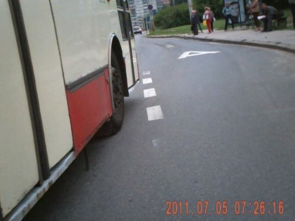 Nufilmuota, kaip pavojingai troleibusas aplenkia dviratį.