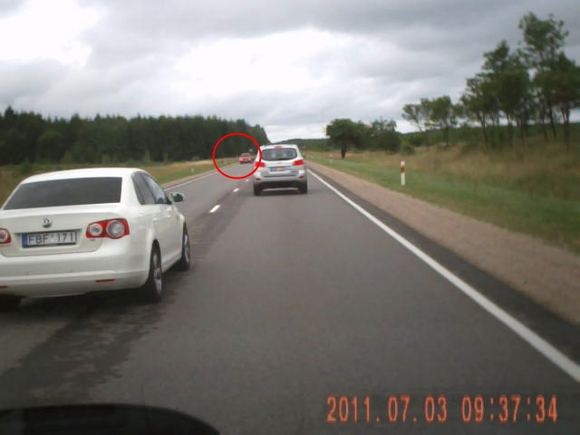 VW lenkimo momentas: neva labai skubantis greičio mėgėjas gąsdino priešpriešiais važiuojančių mašinų vairuotojus.