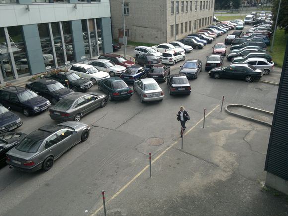 Įvažiavime sugrūsti automobiliai
