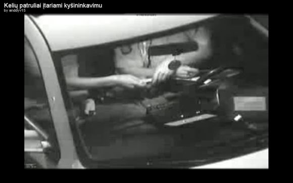 Priekyje, keleivio vietoje atsisėdęs vairuotojas Audrius P. bendravo su policijoje dabar jau nebedirbančiu A.Zabuliu.