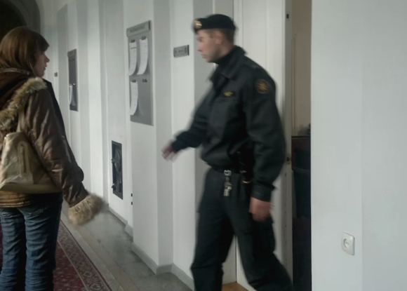 Sauliaus Chadasevičiaus/15min.lt nuotr./Trečiadienį į teismą sostinėje atvesdinta užmušto mažylio motina Romualda J. pateikė kai kurių paaiškinimų.