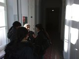 Sauliaus Chadasevičiaus/15min.lt nuotr./Nuteistą romų tautybės vaikiną ar&scaron;iai palaiko jo artimieji: motina, sesuo, kitos giminaitės.  