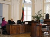 Sauliaus Chadasevičiaus/15min.lt nuotr./Ry&scaron;kiu megztuku pasipuo&scaron;usiai R.Smailytei teisme talkino dvi advokatės.