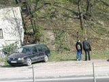 Pauliaus S./15min.lt skaitytojo nuotr./Įveikę gatvę, drąsieji pėstieji liko stovėti &scaron;alikelėje. Pasirodo, niekur jie neskubėjo.