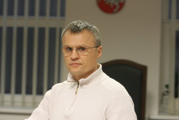 Per avariją Nemenčinės plente sulaužytos ranka ir koja S.Jonynui šiandien nesutrukdė atvykti į teismą.
