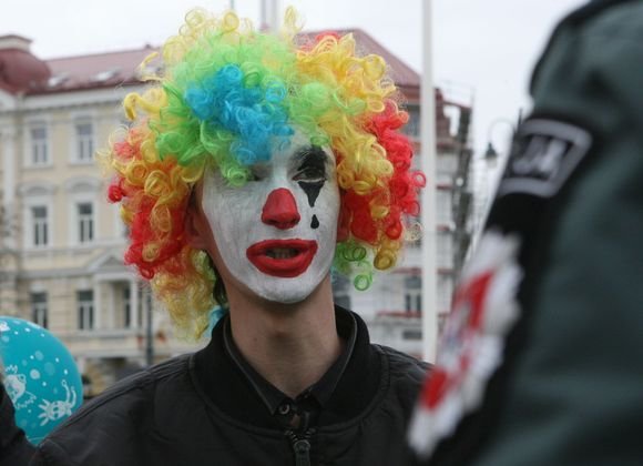 Vilniuje Tolerantiško jaunimo asociacija ir piliečių judėjimas „Už Lietuvą – visiems“ surengė teatralizuotą „demokratijos laidotuvių“ eiseną.