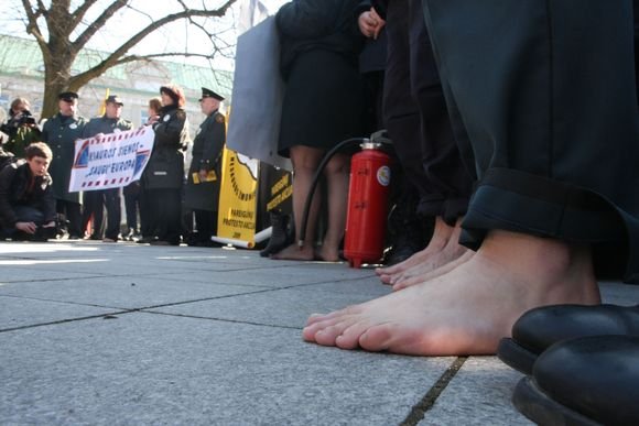 12 val. Vilniuje į įspėjamąją protesto akciją prie Vyriausybės rinkosi pareigūnai