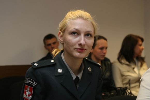 Policininkė D.Kaušilaitė, kuriai teko stebėti J.Petraičio nusirenginėjimą komisariate.