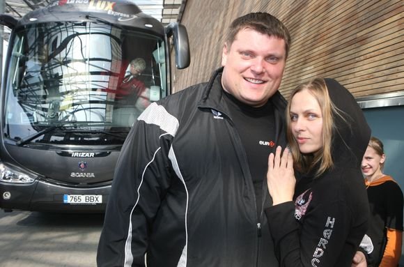 Stipriausias pasaulio žmogus Žydrūnas Savickas pasiekė autobuso traukimo jėgos rekordą. Galiūnas iš vietos išjudino ir nemažą atstumą traukė 17 tonų 300 kilogramų sveriantį autobusą.
