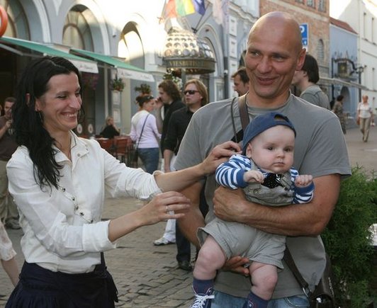 Kristina Ivančenko ir Giedrius Klimkevičius su sūnumi Mykolu Vėju