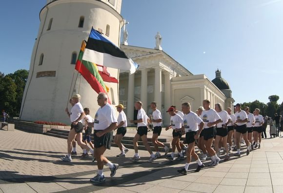 Baltijos kelio 20–mečiui paminėti iš Vilniaus link Talino pajudėjo pirmieji bėgikai iš Lietuvos ir Latvijos.