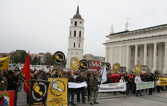 Profesinės sąjungos prieš pareigūnų socialinių garantijų mažinimą.
