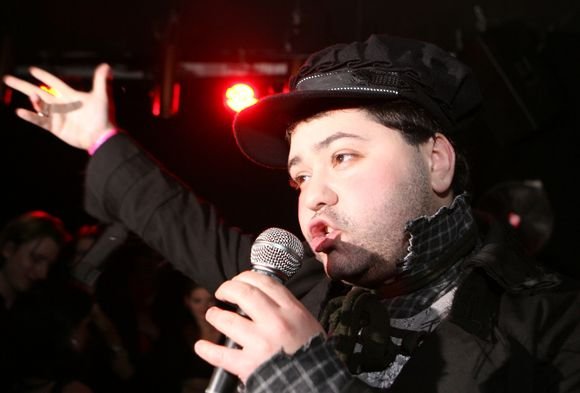 Akimirkos is operos solistų pasirodymo naktiniame klube.