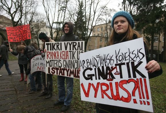 Trečiadienį sostinėje, prie paminklo rašytojai Žemaitei, vyko teatralizuota akcija, skirta Tarptautinei kovos su smurtu prieš moteris dienai paminėti.