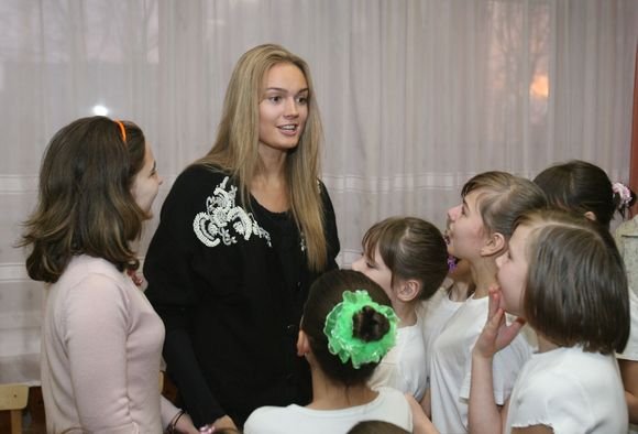 Šokių projekto dalyviai atvyko į išankstines „Išsipildymo akcijos 2009“ atvirų durų dienas, bendravo ir pristatė bendrą šokį su globos namų auklėtiniais.