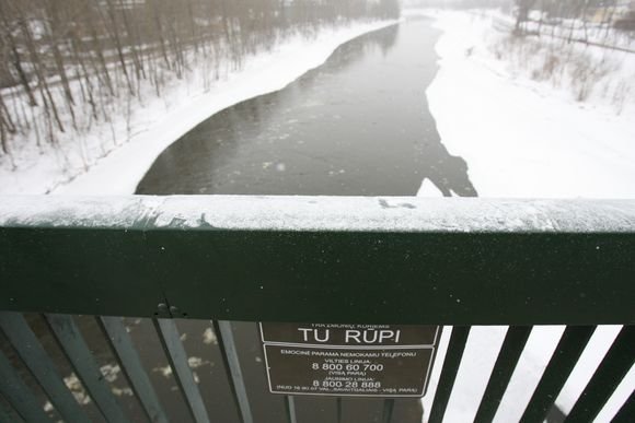 Sostinės tiltai ištikus emocinei krizei kviečia kalbėtis.