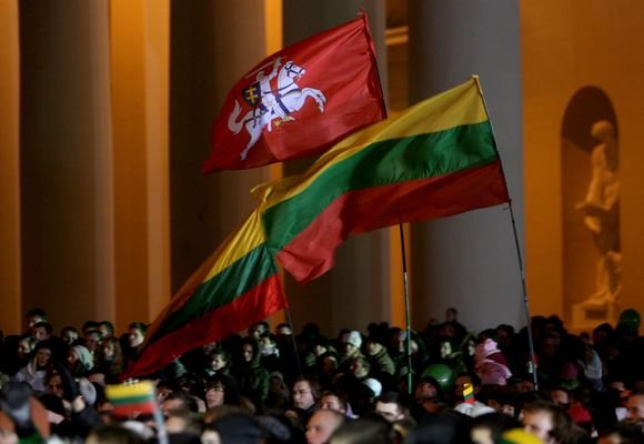 Už valstybinių simbolių išniekinimą įstatymai numato griežtas sankcijas.