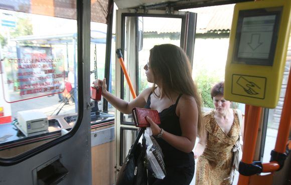 Nuo šiol į visuomeninį transportą vilniečiai lips tik pro priekines duris.