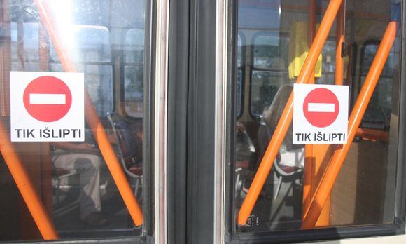 Nuo šiol į visuomeninį transportą vilniečiai lips tik pro priekines duris.
