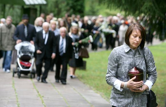 G.Abariaus urną nešė jo žmona Violeta.