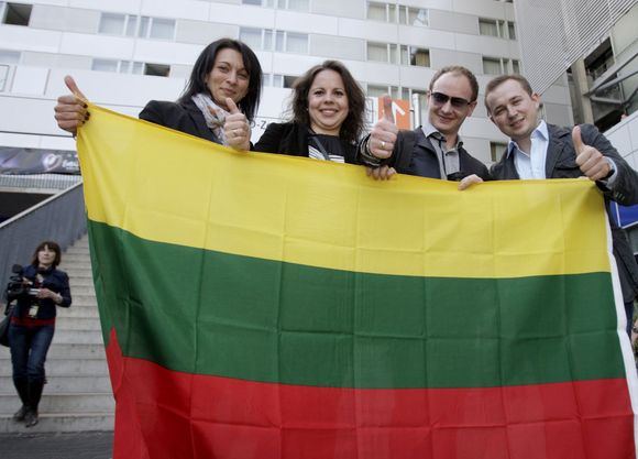 Irmanto Gelūno/15min.lt nuotr./Įspūdingai atrodantys gerbėjai suplaukė į „Eurovizijos“ finalą.